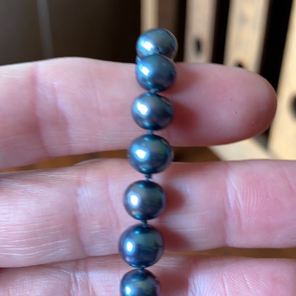 Beautiful dark pearl necklace - Picture 3 of 3